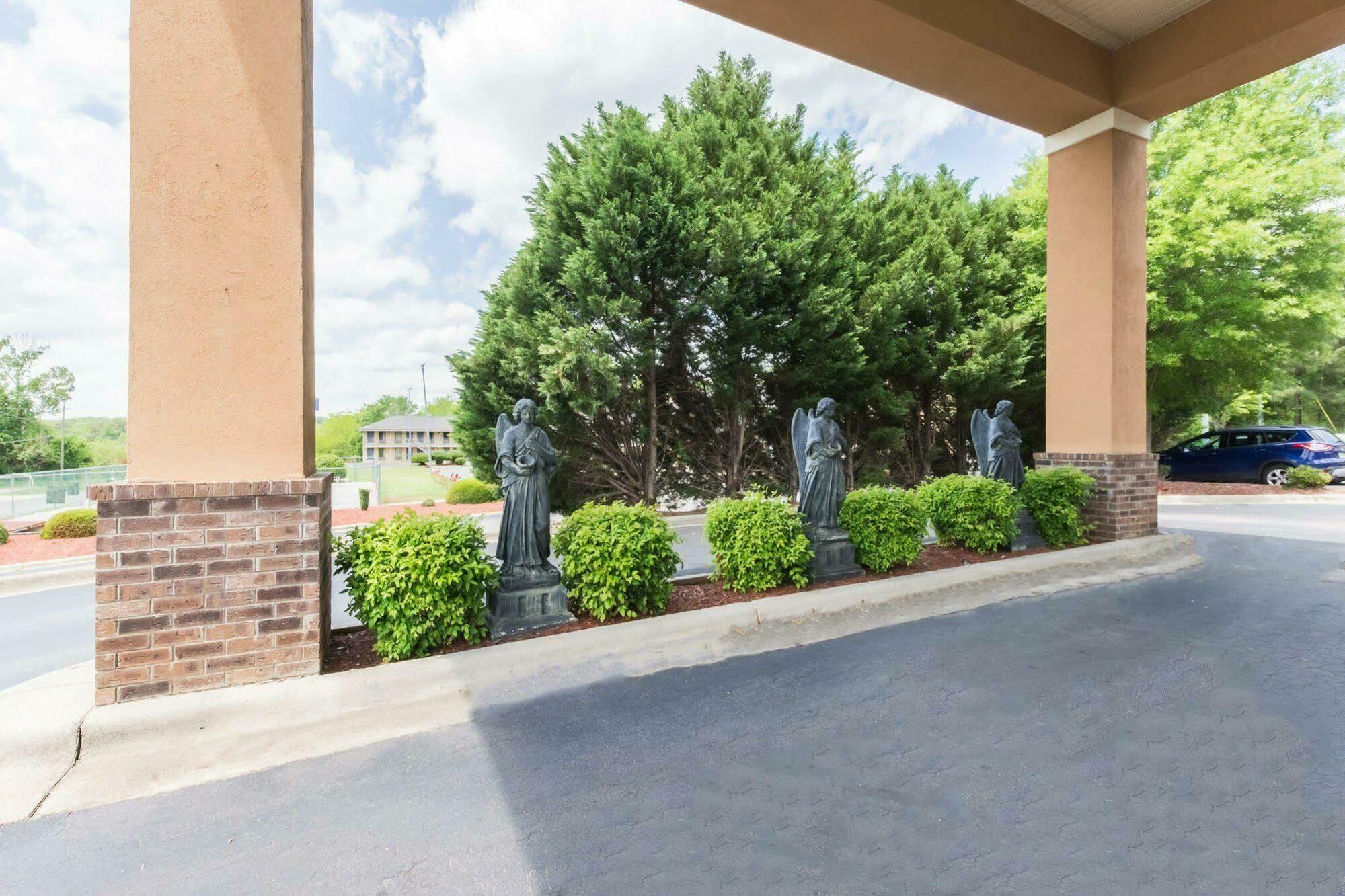 Quality Inn & Suites Rockingham Exterior photo