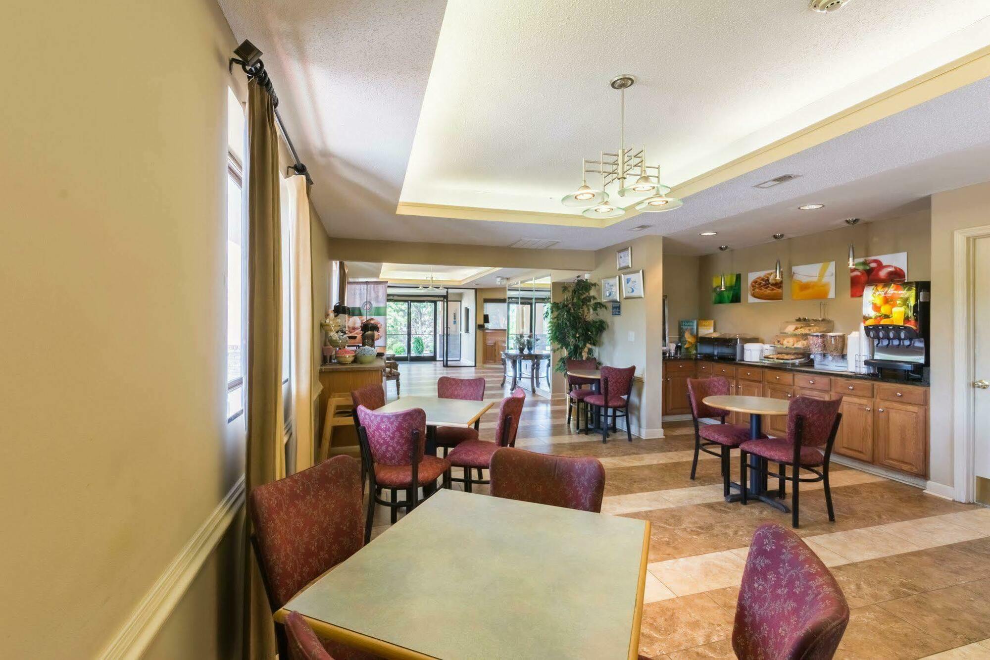 Quality Inn & Suites Rockingham Exterior photo