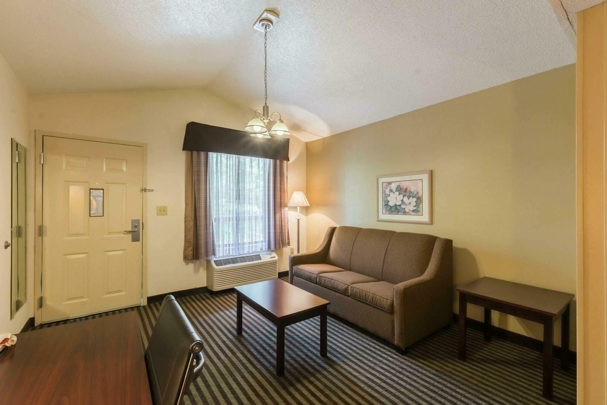 Quality Inn & Suites Rockingham Exterior photo
